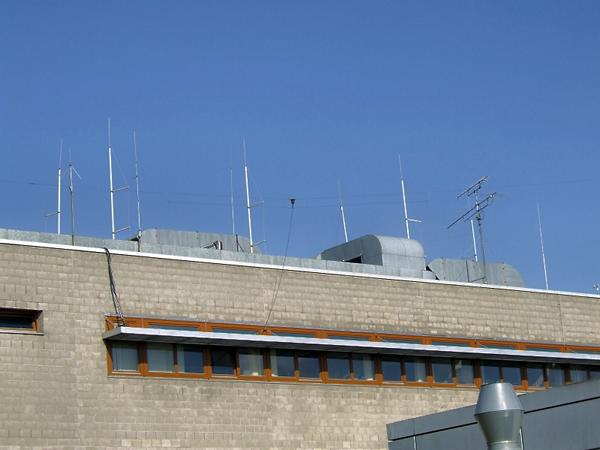 Stromsummen-Antenne für 160-m bis 10-m mit einem Zusatzstrahler für das 17-m-Band, im Hintergrund drehbare Yagi's für das 70-cm- und das 2-m-Band.